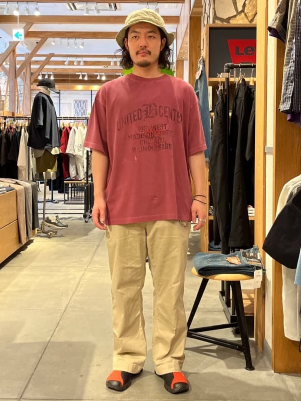 「ロゴT、シンプル、スラックス、大人カジュアル、チノパンツ、休日コーデ、プリントT、NBA、夏コーデ、メンズファッション」｜「NBAの《追加》Off The Court by NBA / オフ・ザ・コート バイ NBA 別注 プリントT（Tシャツ/カットソー、レッド系）」を使った、JOURNAL STANDARD relumeさん（メンズ・173cm）の夏コーディネートの1枚目の写真