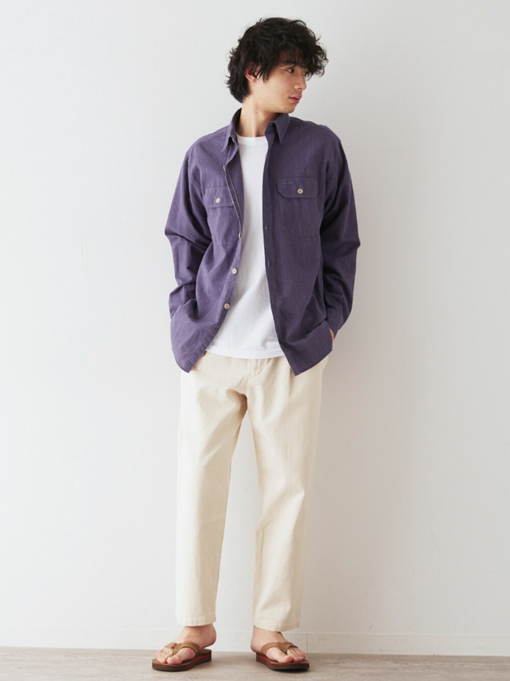 ホワイト系のTシャツ/カットソー、ホワイト系のデニムパンツを着用したメンズの春コーディネートの1枚目の写真