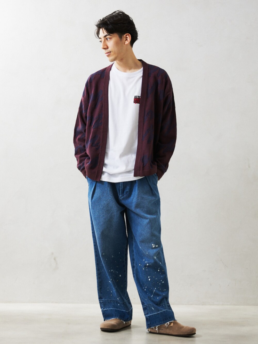 ベージュ系のその他シューズ、ホワイト系のTシャツ/カットソー、ブルー系のデニムパンツを着用したメンズの夏コーディネートの1枚目の写真