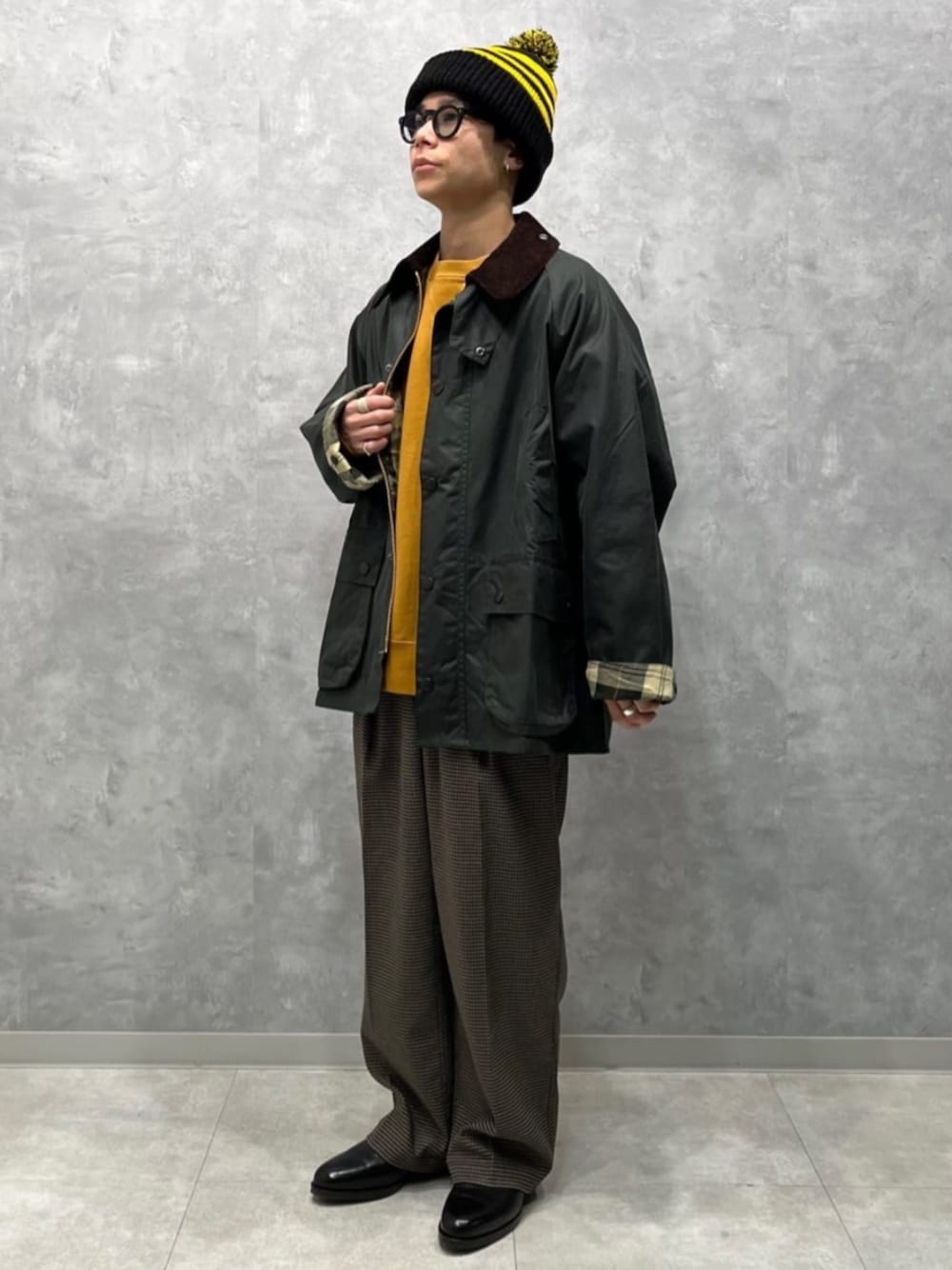 「barbour、BEDALE、BEDALE別注、barbour bedale、カジュアルコーデ、低身長コーデ」｜「INFIELDER DESIGNのINFIELDER DESIGN / インフィールダーデザイン 別注 LINE PON PON BEANIE（ハット、ブラック系）」を使った、JOURNAL STANDARD relumeさん（メンズ・164cm）の冬コーディネートの1枚目の写真