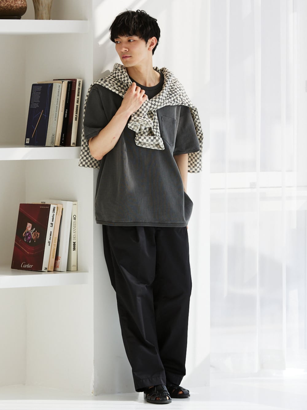 ブラック系のスラックス、ブラック系のシャツ/ブラウス、ブラック系のTシャツ/カットソーを着用したメンズの春コーディネートの1枚目の写真