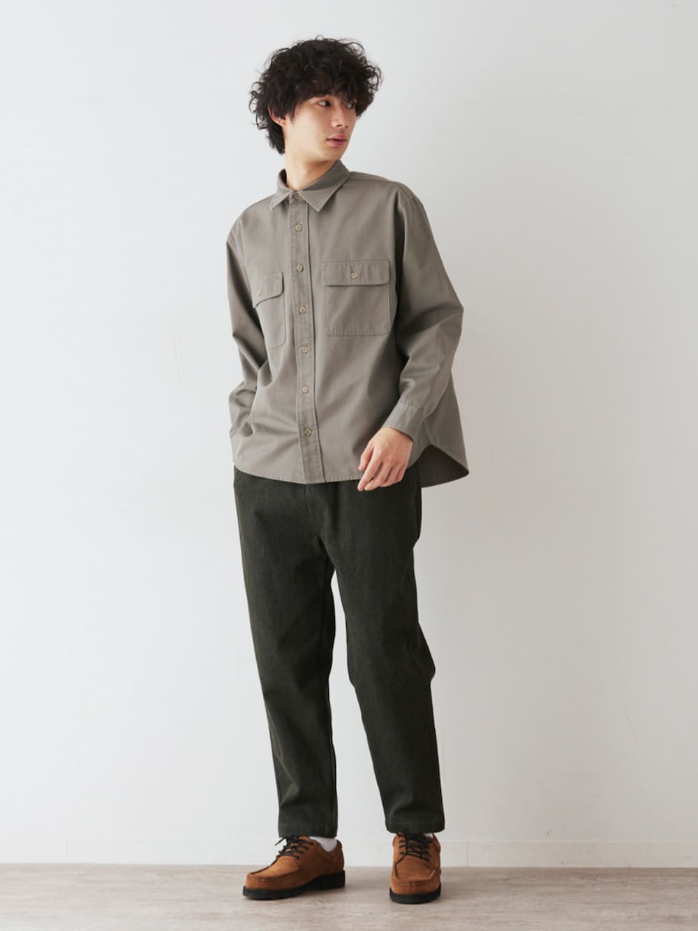 グリーン系のシャツ/ブラウス、グレー系のデニムパンツを着用したメンズの春コーディネートの1枚目の写真