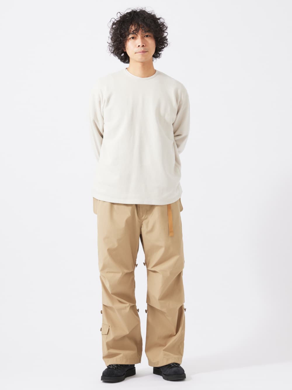 ベージュ系のその他パンツ、ブラック系のその他シューズ、ベージュ系のスウェットを着用したメンズの冬コーディネートの1枚目の写真