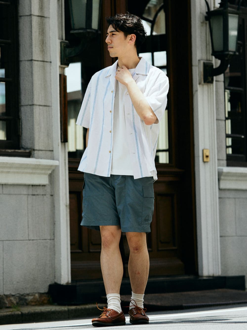 ホワイト系のTシャツ/カットソー、ブラウン系のその他シューズ、グレー系のその他パンツを着用したメンズの夏コーディネートの1枚目の写真