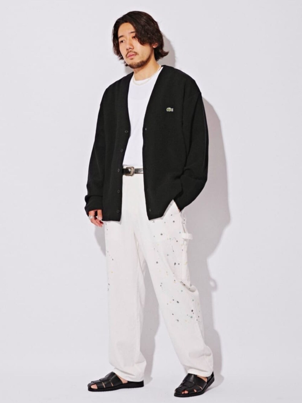 ホワイト系のTシャツ/カットソー、ホワイト系のチノパンツ、ブラック系のTシャツ/カットソーを着用したメンズの秋コーディネートの1枚目の写真