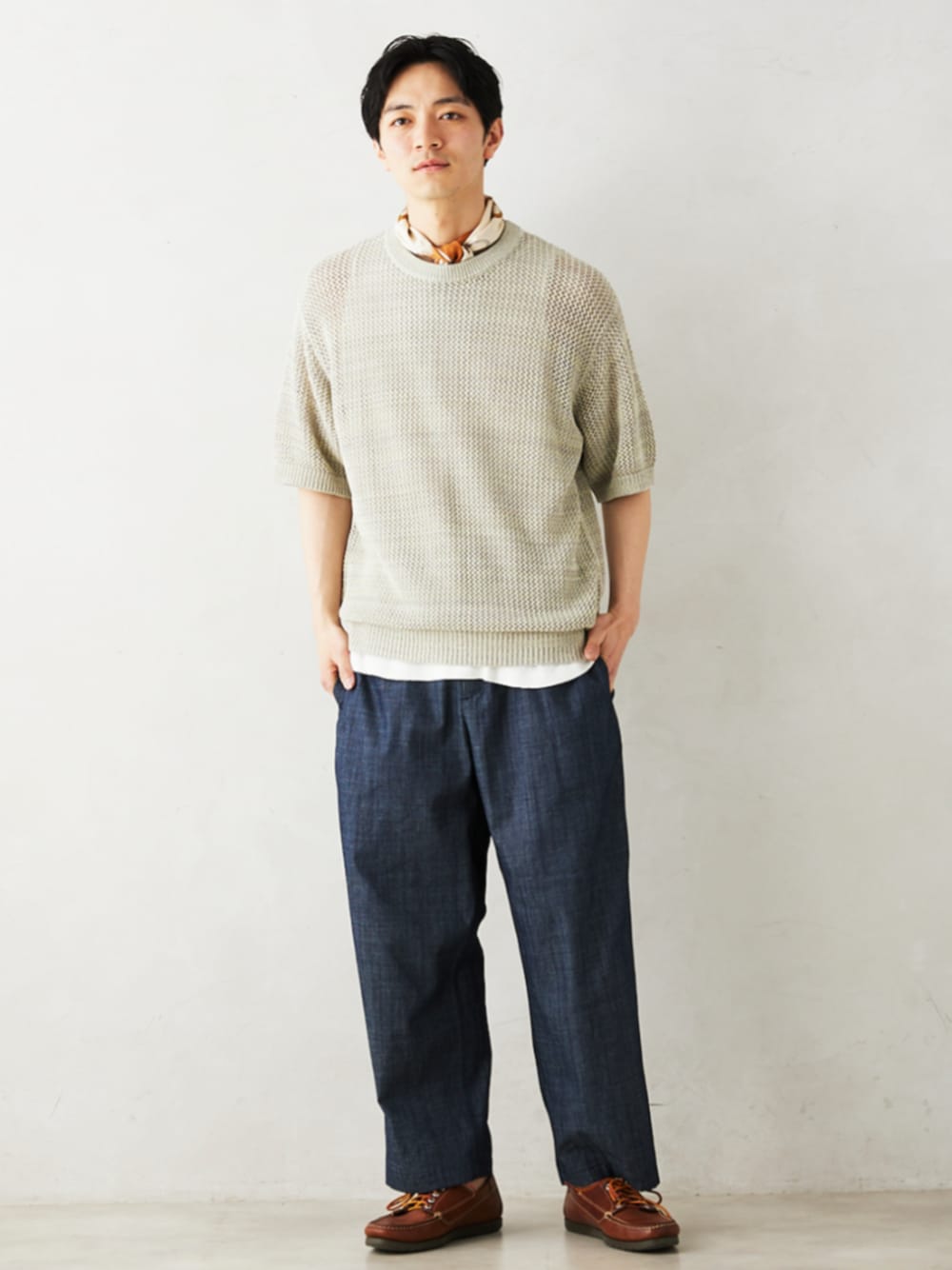 ブルー系のデニムパンツ、ブラウン系のその他シューズ、グレー系のニット/セーターを着用したメンズの夏コーディネートの1枚目の写真
