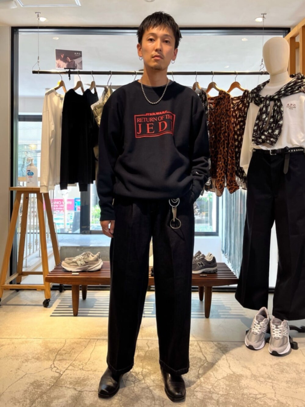 ブラック系のデニムパンツ、ブラック系のスウェットを着用したメンズの秋コーディネートの1枚目の写真