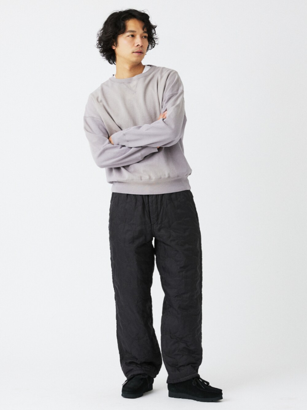 グレー系のスウェット、ブラック系のその他パンツを着用したメンズの冬コーディネートの1枚目の写真