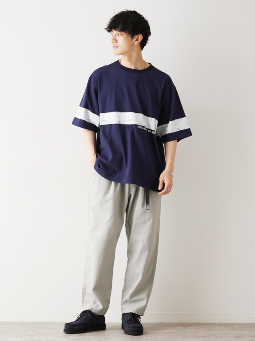 「プリントT、Tシャツ、GRAMICCI、イージーパンツ、スラックス、ネイビー、ラフ、大人カジュアル、デートコーデ、夏だ！Tシャツ着よう！、大人コーデ、夏ファッション」｜「ARMY TWILLのARMY TWILL / アーミーツイル 別注 18/OE PRINT Tee（Tシャツ/カットソー、ブルー系）」を使った、JOURNAL STANDARD relumeさん（メンズ・176cm）の夏コーディネートの1枚目の写真
