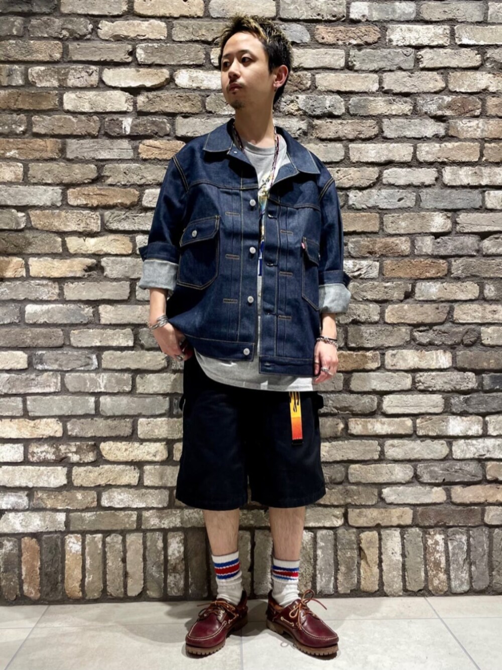 ブルー系のデニムジャケット、グレー系のTシャツ/カットソーを着用したメンズの秋コーディネートの1枚目の写真