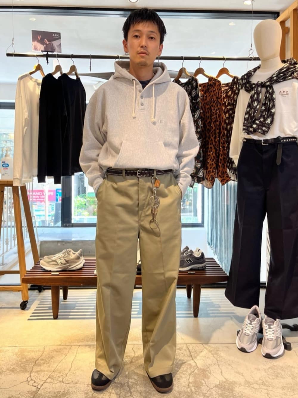ブラック系のスニーカー、ベージュ系のチノパンツ、グレー系のパーカーを着用したメンズの秋コーディネートの1枚目の写真