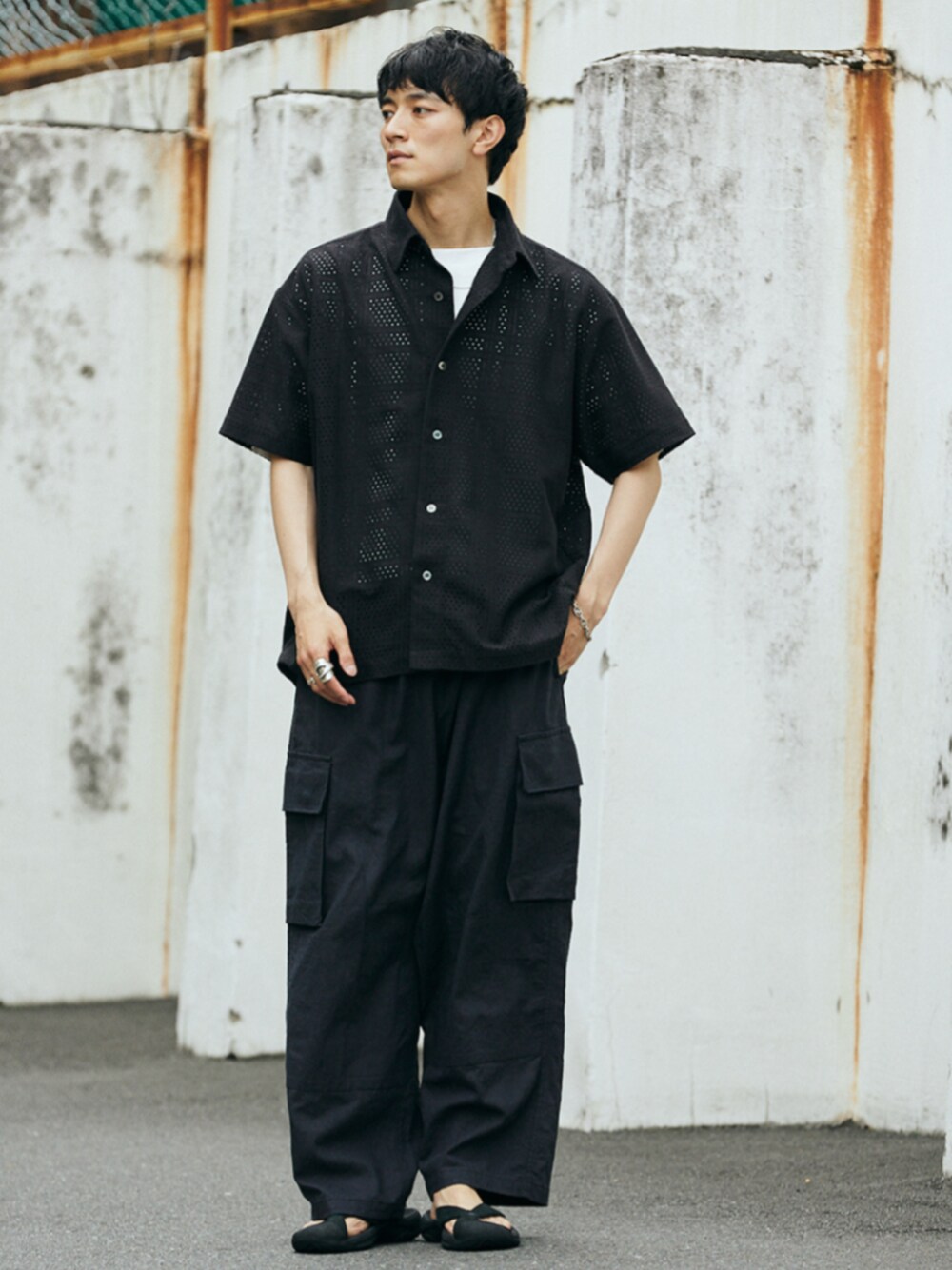 ホワイト系のTシャツ/カットソー、ブラック系のシャツ/ブラウス、ブラック系のカーゴパンツを着用したメンズの夏コーディネートの1枚目の写真
