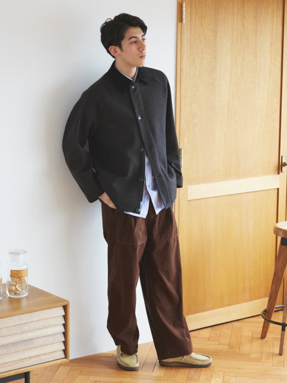 ブルー系のシャツ/ブラウス、グレー系のブルゾン、ブラウン系のその他パンツを着用したメンズの夏コーディネートの1枚目の写真