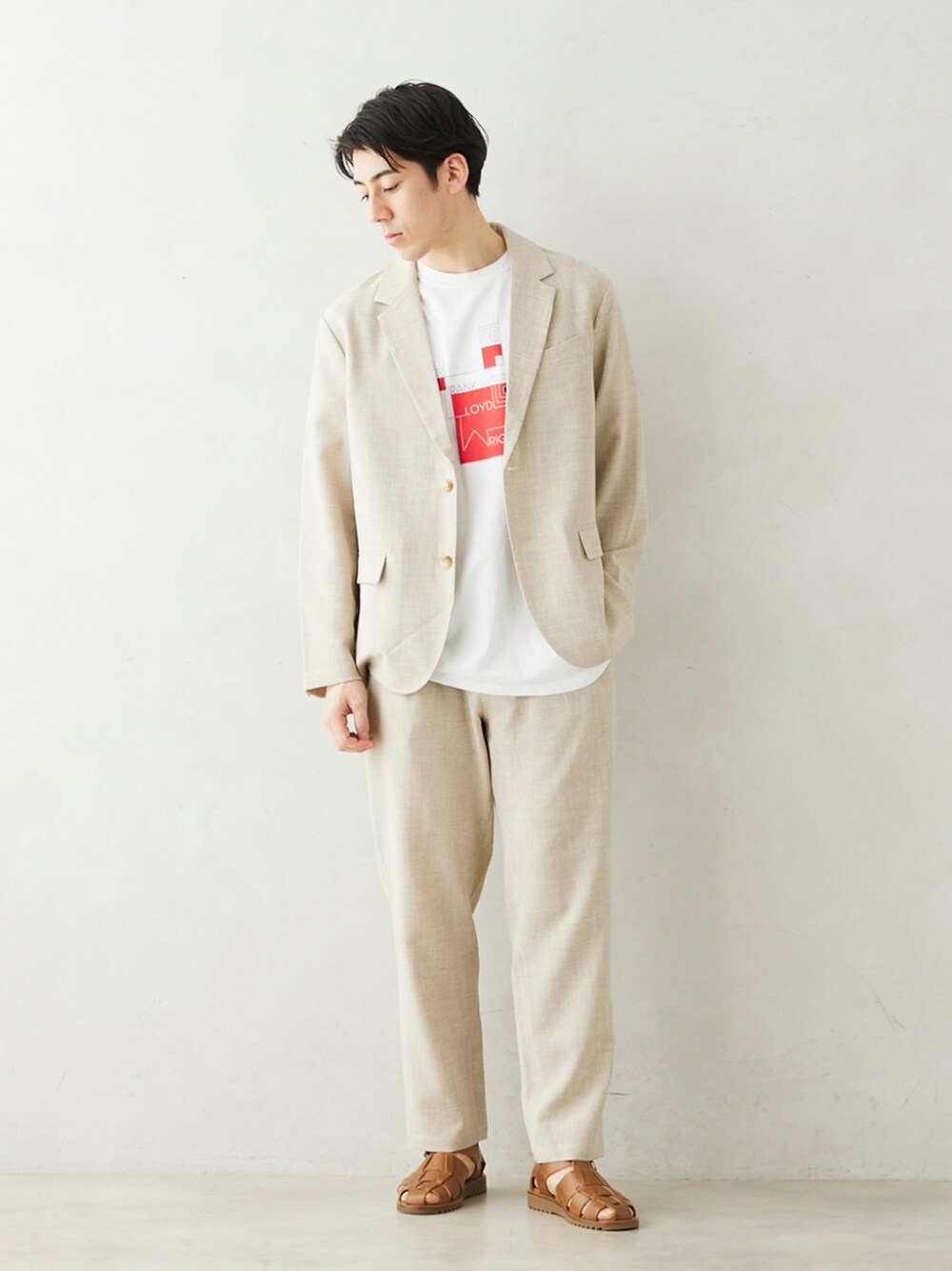 ホワイト系のテーラードジャケット、ホワイト系のスラックス、ホワイト系のTシャツ/カットソーを着用したメンズの春コーディネートの1枚目の写真
