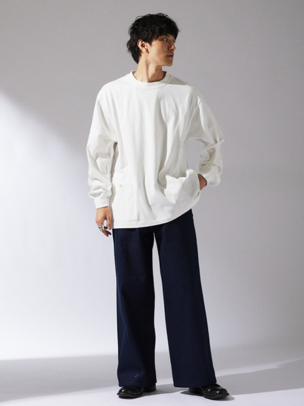 ブラック系のデニムパンツ、ホワイト系のTシャツ/カットソーを着用したメンズの秋コーディネートの1枚目の写真