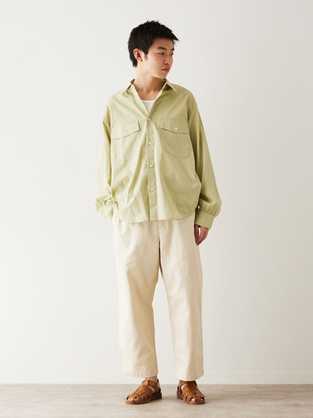 ベージュ系のその他パンツ、グリーン系のシャツ/ブラウスを着用したメンズの春コーディネートの1枚目の写真