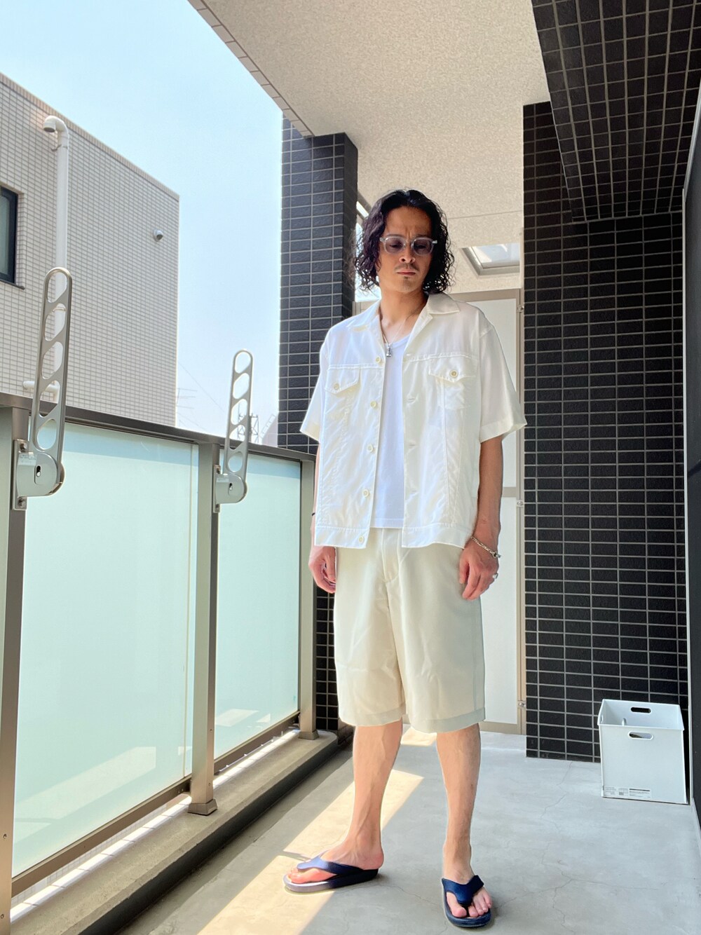 「シンプルコーデ、夏コーデ、大人カジュアル、シャツスタイル、サンダル、ショートパンツ、めがね、サングラス、おしゃれさんと繋がりたい」｜「OAMCのアイテム（その他パンツ、ホワイト系）」を使った、ゆーさく（少し再開）さん（メンズ・174cm）の夏コーディネートの1枚目の写真