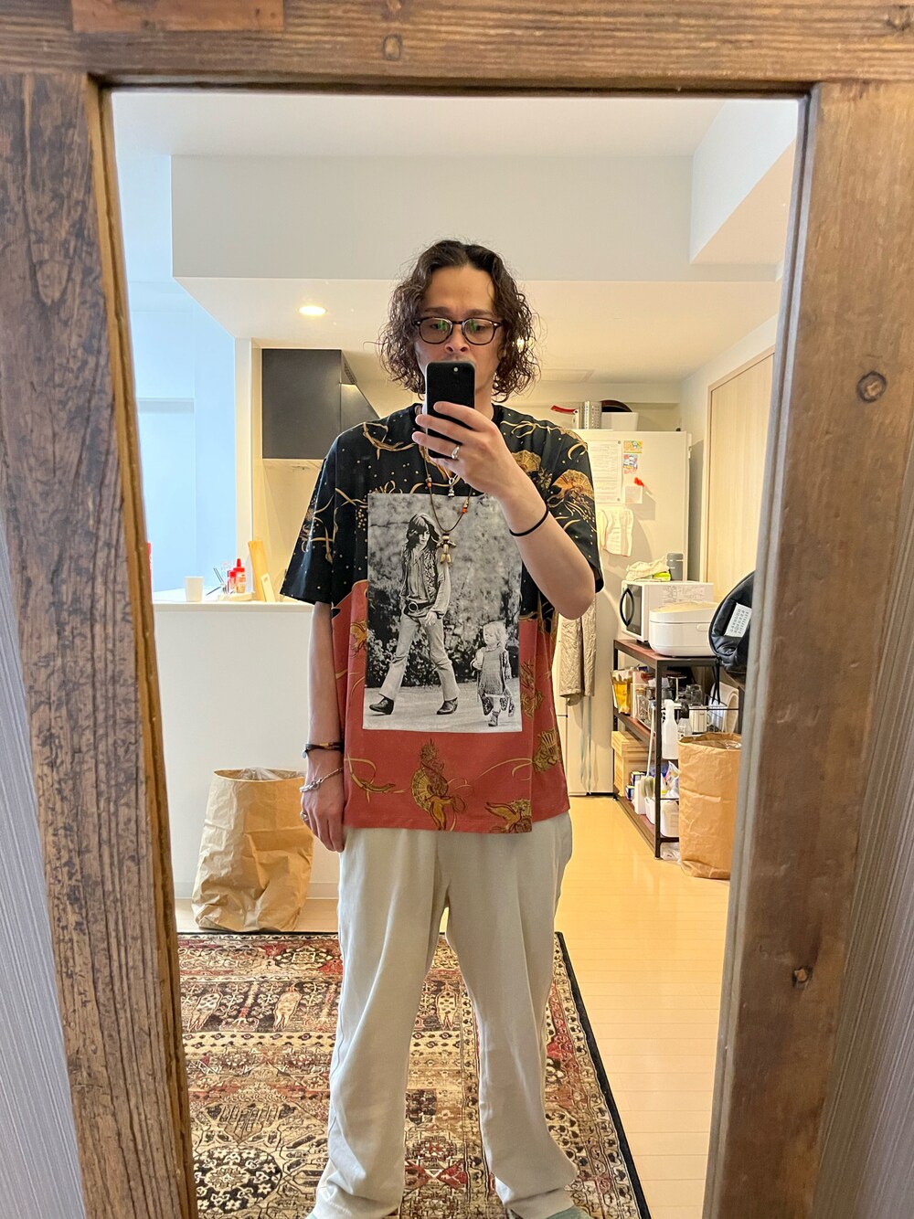 「夏コーデ、休日コーデ、おしゃれさんと繋がりたい、スウェット、めがね、オトナカジュアル、Tシャツ、柄シャツ、ゆるコーデ」｜「LOEWEのアイテム（Tシャツ/カットソー、その他）」を使った、ゆーさく（少し再開）さん（メンズ・174cm）の春コーディネートの1枚目の写真