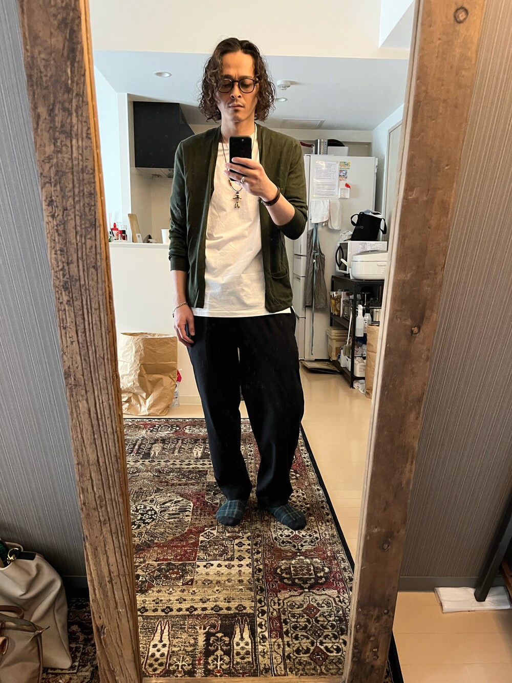 「メガネ男子、グリーン、シンプル、カーディガン、春コーデ、おじさんだって服が好き、おじコーデ、オトナカジュアル」｜「UNIQLOのアイテム（その他パンツ、ブラック系）」を使った、ゆーさく（少し再開）さん（メンズ・174cm）の春コーディネートの1枚目の写真