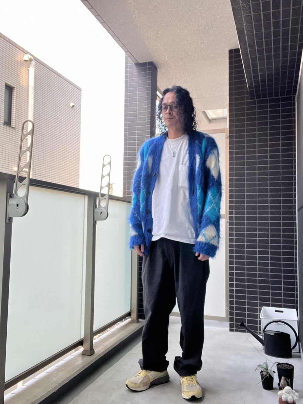 「春服コーデ、カジュアルコーデ、ゆるコーデ、カジュアル、めがね、スニーカー、UNIQLO U、メガネ男子」｜「MARNIのアイテム（カーディガン/ボレロ、ブルー系）」を使った、ゆーさく（少し再開）さん（メンズ・174cm）の春コーディネートの1枚目の写真