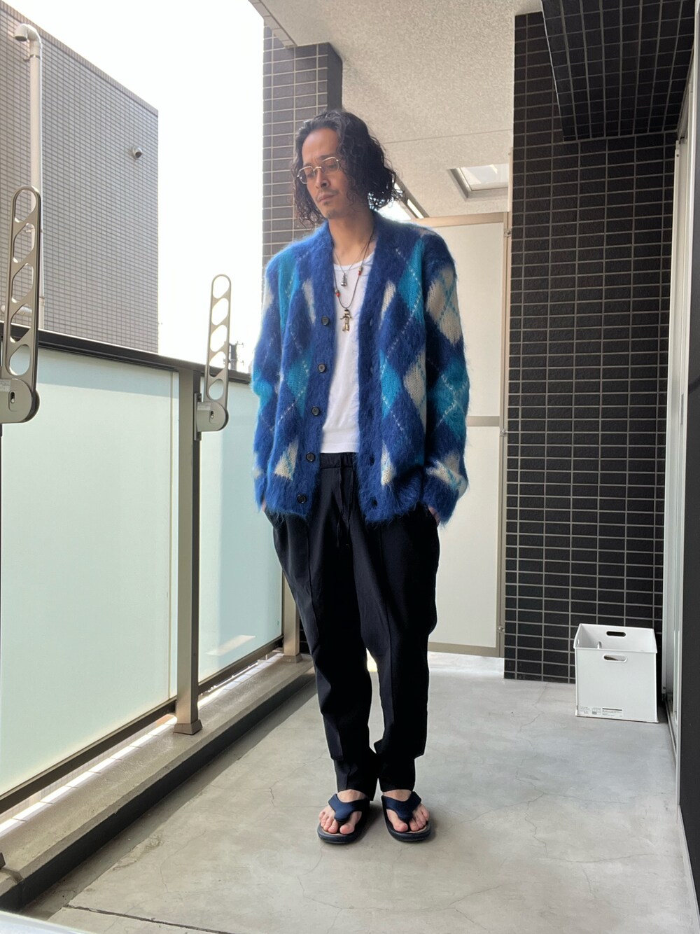 「ニット、大人カジュアル、ラフ、めがね、サンダル、お洒落さんとつながりたい、カーディガン」｜「LANVIN Parisのアイテム（スラックス、ブルー系）」を使った、ゆーさく（少し再開）さん（メンズ・174cm）の夏コーディネートの1枚目の写真