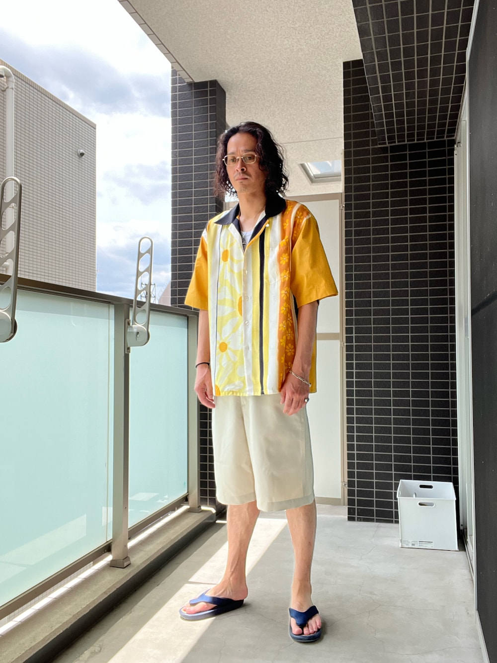 「夏コーデ、オープンカラーシャツ、おしゃれさんと繋がりたい、めがね、サンダル、ショートパンツ、大人カジュアル」｜「OAMCのアイテム（その他パンツ、ホワイト系）」を使った、ゆーさく（少し再開）さん（メンズ・174cm）の夏コーディネートの1枚目の写真
