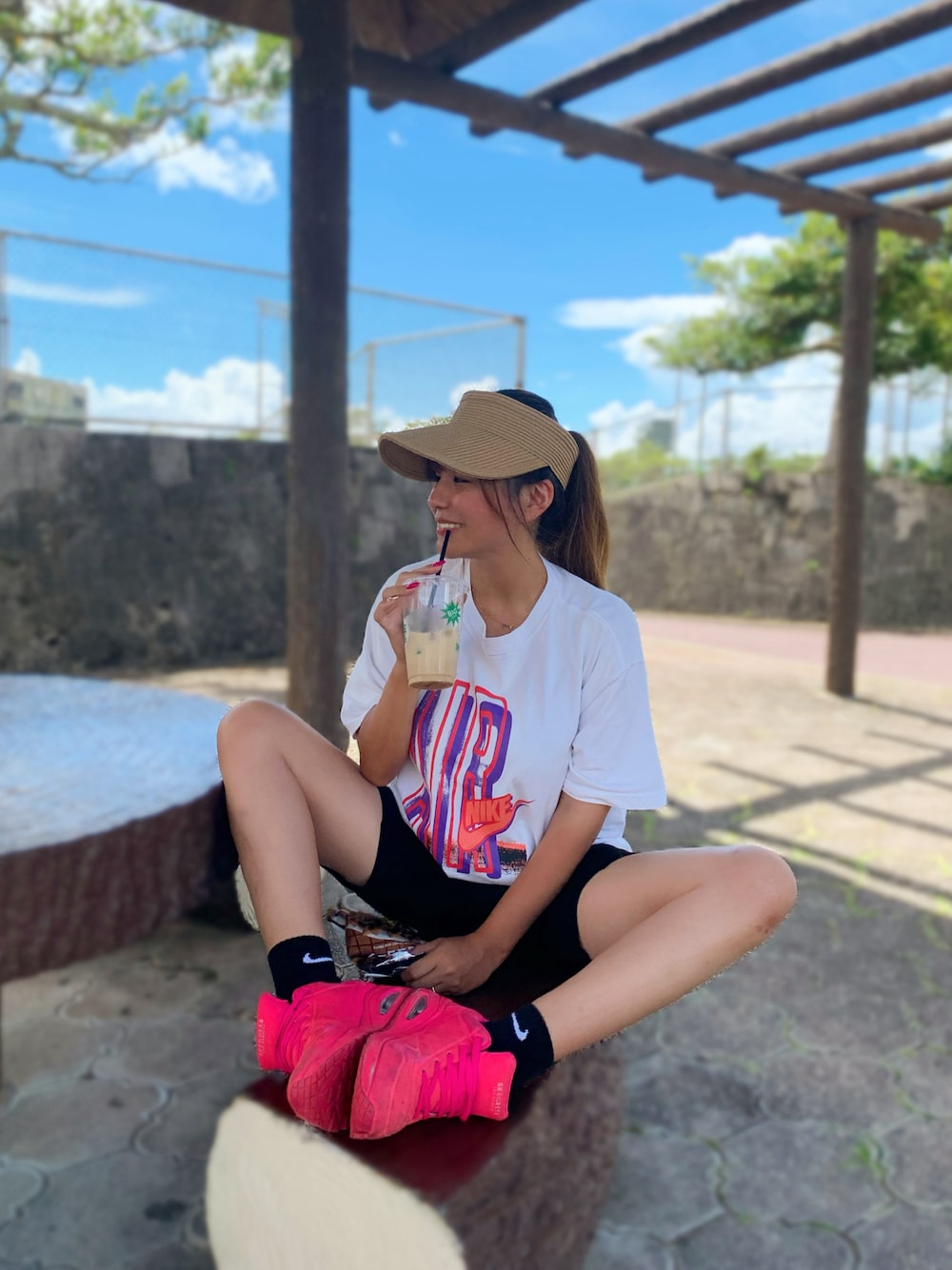 「公園スタイル、公園コーデ、3児ママ、NIKE、スケッチャーズ」｜「NIKEのアイテム（Tシャツ/カットソー、ホワイト系）」を使った、kumiさん（レディース・166cm）の秋コーディネートの1枚目の写真