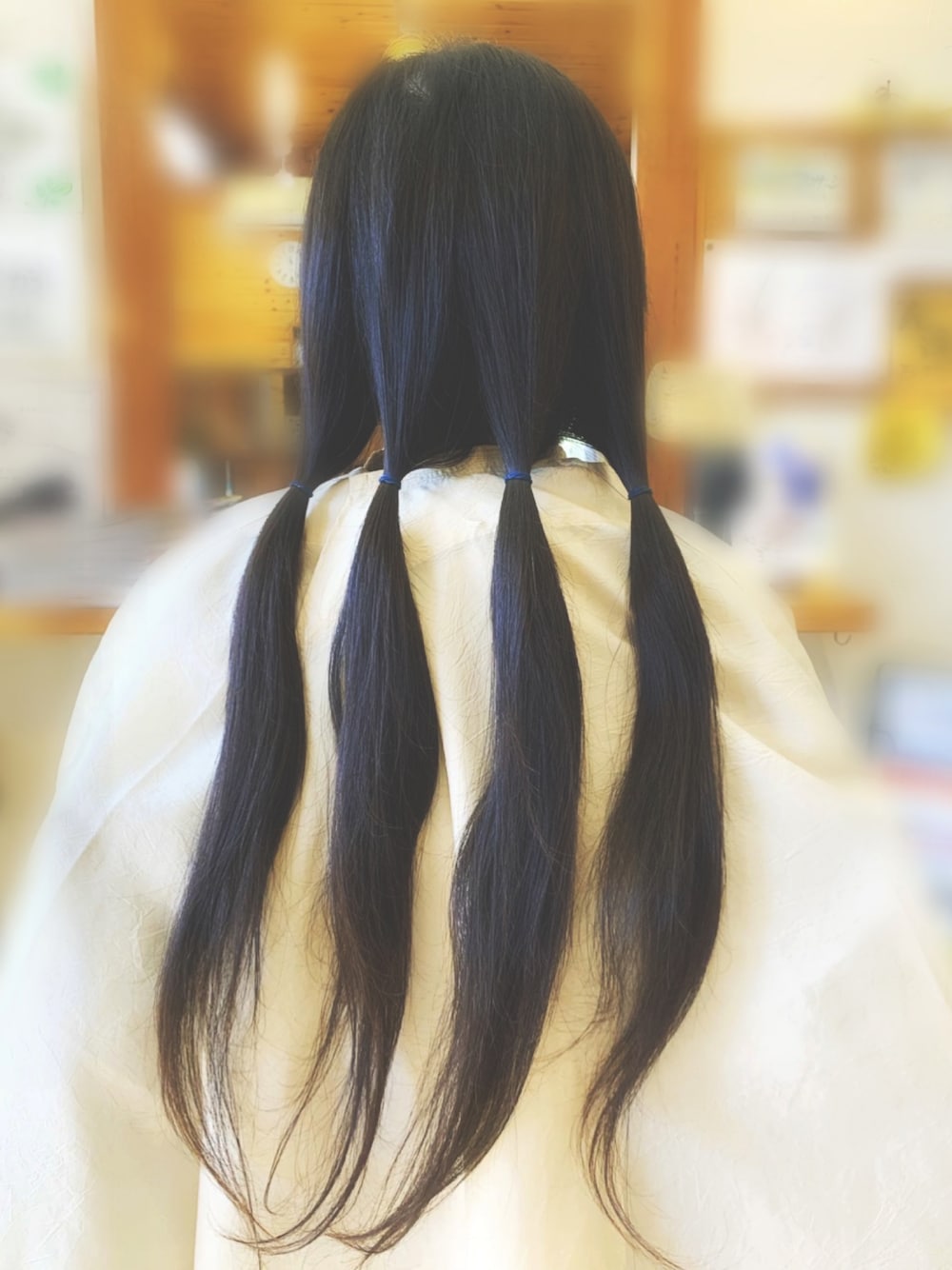 「ヘアドネーション、ロングヘア、きりっぱなしボブ、大人カジュアル、モノトーンコーデ」｜「rpsのフリル使いノーカラーポンチョブラウス（シャツ/ブラウス、ホワイト系）」を使った、toccotさん（レディース・159cm）の秋コーディネートの1枚目の写真