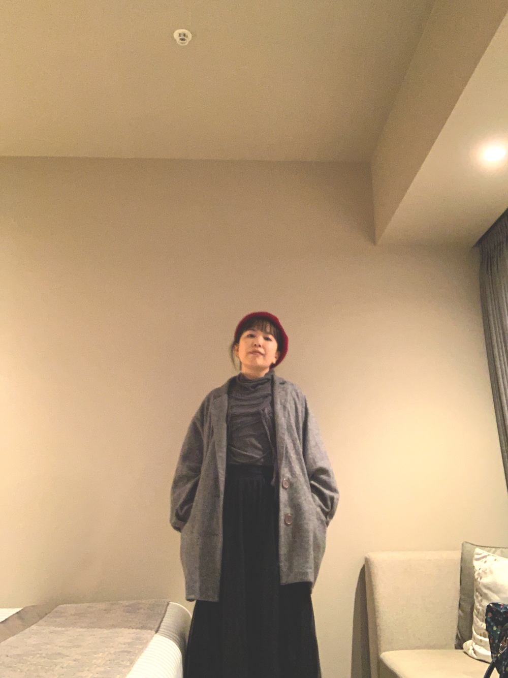 「冬アウター、タートルネック、大人かわいい、モードカジュアル、ふんわりスカート、ベレー帽、さしいろ赤、ニューバランス、冬がはじまるよ」｜「gommeのアイテム（ニット/セーター、グレー系）」を使った、toccotさん（レディース・159cm）の秋コーディネートの1枚目の写真