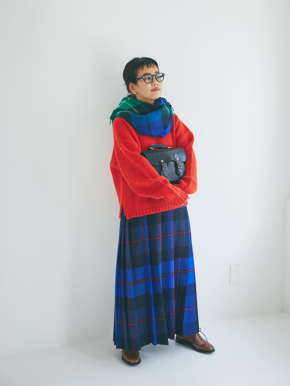「yuki× BRITISHMADE別注ストール、ストール、ストールぐるぐる、カシミヤ、ニット、革靴、レザー、ショルダーバッグ、低身長コーデ、オニールオブダブリン、ジョンストンズ、ブリティッシュメイド、マフラーぐるぐる」｜「Johnstons of Elginのアイテム（ストール/ショール、グリーン系）」を使った、yukiさん（レディース・152cm）の秋コーディネートの1枚目の写真
