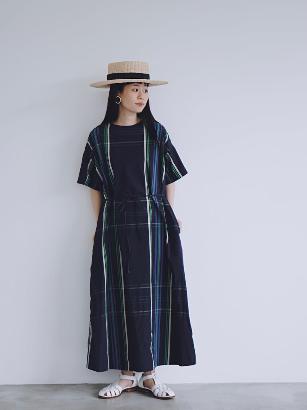 「カンカン帽、タータンチェック、チェック、マキシ丈ワンピース、グルカサンダル、イヤリング、ビジューアクセ、春夏コーデ、ワンピースコーデ、夏コーデ、低身長、ママファッション、オーバーサイズ、ワンピース」｜「BEAMS BOYのBEAMS BOY / ボーイ ビッグタータン ワンピース 23SS（ワンピース、ブルー系）」を使った、yukiさん（レディース・152cm）の春コーディネートの1枚目の写真