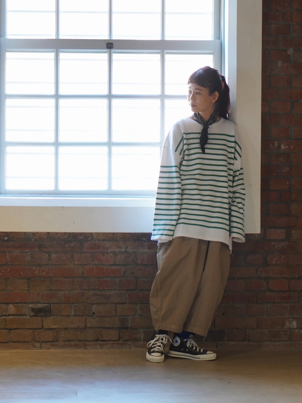 「舞鶴、ゆきふいるむ、お店図鑑、harvesty、WOODYHOUSE、ボーダー、ユニセックス、ソラモナ、スニーカー、ハイカットスニーカー、スカーフ、サーカスパンツ、ビッグシルエット、ゆるコーデ、低身長コーデ」｜「SOLAMONATのアイテム（トップス、グリーン系）」を使った、yukiさん（レディース・152cm）の秋コーディネートの1枚目の写真
