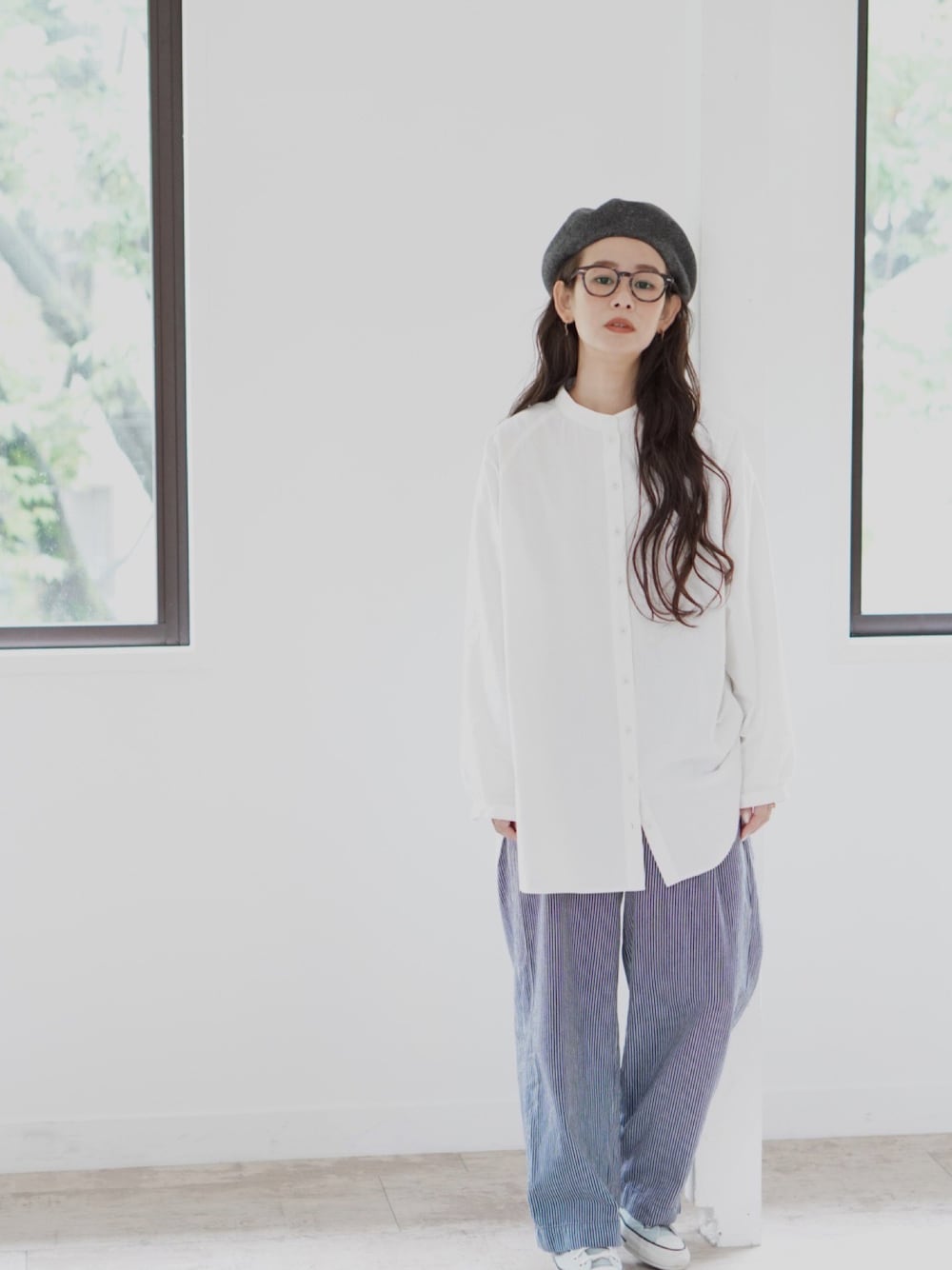 「ベレー帽、ストライプ、眼鏡、大人カジュアル、ヒッコリーパンツ、白Tシャツ、youtube、ブーム、vm、ゆきふいるむ、お店図鑑」｜「vm（ブーム）のアイテム（パンツ、ブルー系）」を使った、yukiさん（レディース・152cm）の秋コーディネートの1枚目の写真