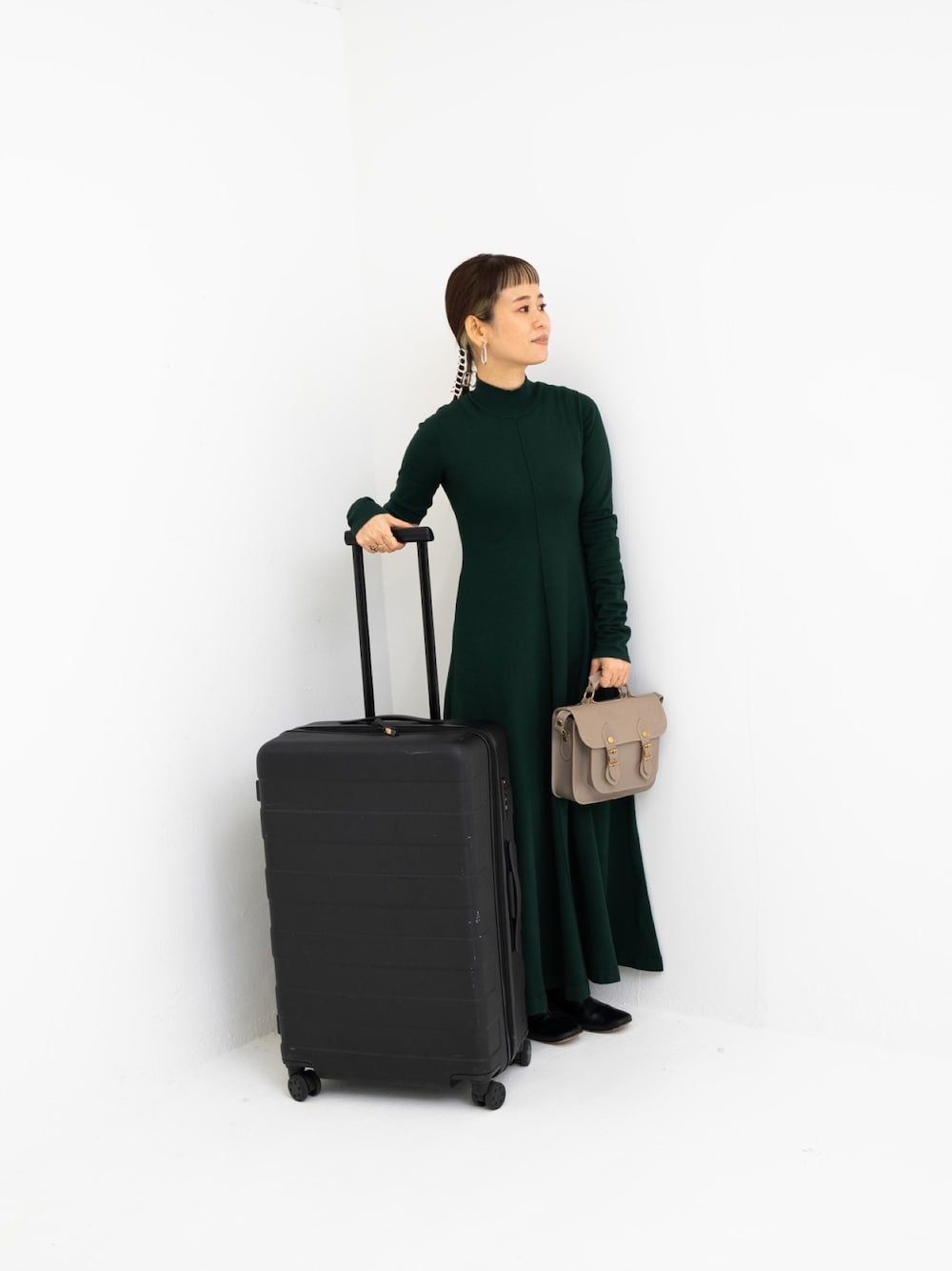 「ゆきふいるむ、鞄の中身、ショルダーバッグ、キャリーバッグ、レザー、ニットワンピース、無印良品、グリーン、イヤリング、ヘアアクセ、トラベル」｜「UN3D.のベーシックフレアニットワンピース（ワンピース、グリーン系）」を使った、yukiさん（レディース・152cm）の冬コーディネートの1枚目の写真