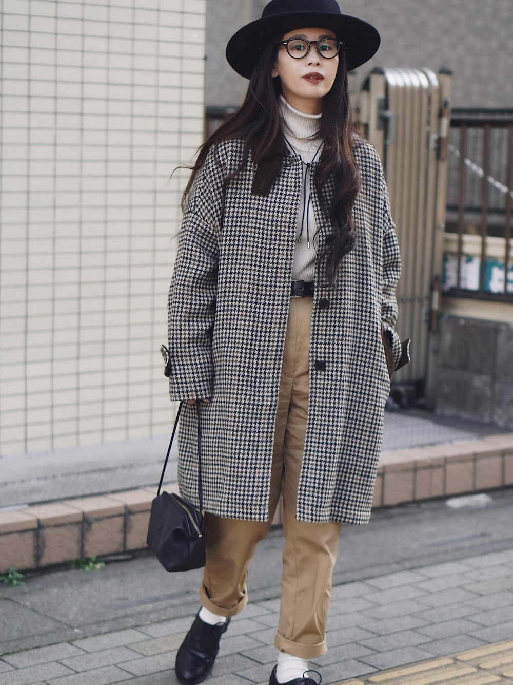 「チェック、トラッド、大人女子、ニット、タートルネック、パンツスタイル、ハイウエスト、ドレスシューズ、革靴、ショルダーバッグ、低身長、メガネ女子、ハット、冬アウター」｜「Traditional Weatherwearのアイテム（ジャケット/アウター、ブラウン系）」を使った、yukiさん（レディース・152cm）の冬コーディネートの1枚目の写真