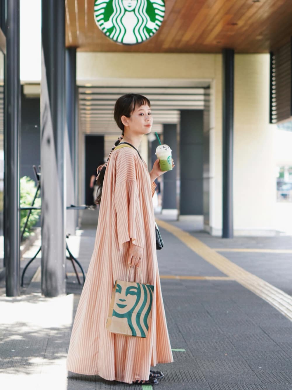「リラックススタイル、夏、ゆるコーデ、休日コーデ、ロングワンピース、ストライプワンピース、and R、低身長、スタバ」｜「and Rのアイテム（ワンピース、オレンジ系）」を使った、yukiさん（レディース・152cm）の夏コーディネートの1枚目の写真