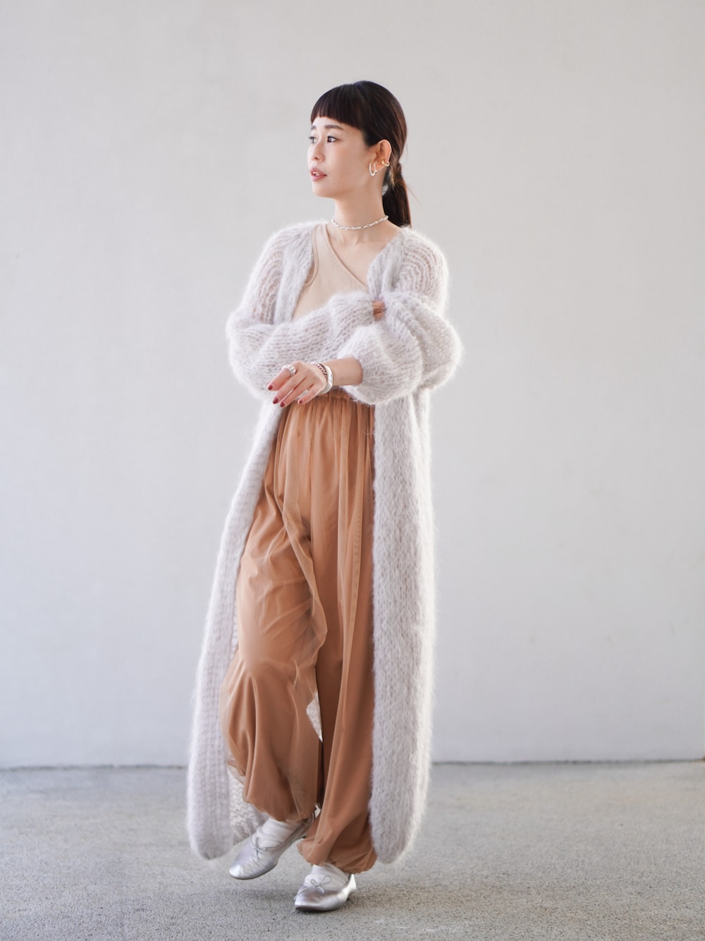 「春のNewスタイル、春ファッション、春服、おでかけコーデ、バレエシューズ、カーディガン、ロングカーディガン、チュールパンツ、シルバーアクセサリー」｜「SANSeLFのワンショルダーカップ付きインナートップス【SANSeLF】sanw22s057（タンクトップ、ベージュ系）」を使った、yukiさん（レディース・152cm）の春コーディネートの1枚目の写真