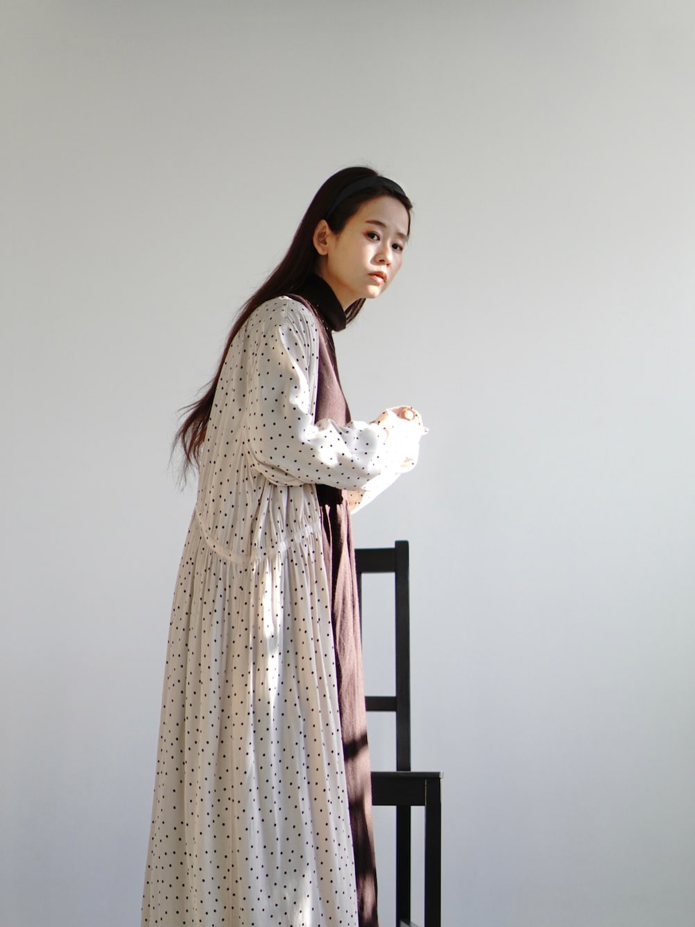 「カシュクールワンピース、ichi、yuki×ichi、ドット、コラボワンピース、マキシ丈ワンピース、カチューシャ、complex biz、ニットワンピース、レイヤードスタイル、スタイルブック、低身長コーデ、春色、ほめられ本命コーデ、シンプルコーデ」｜「ichiのアイテム（ワンピース/ドレス、ベージュ系）」を使った、yukiさん（レディース・152cm）の冬コーディネートの1枚目の写真