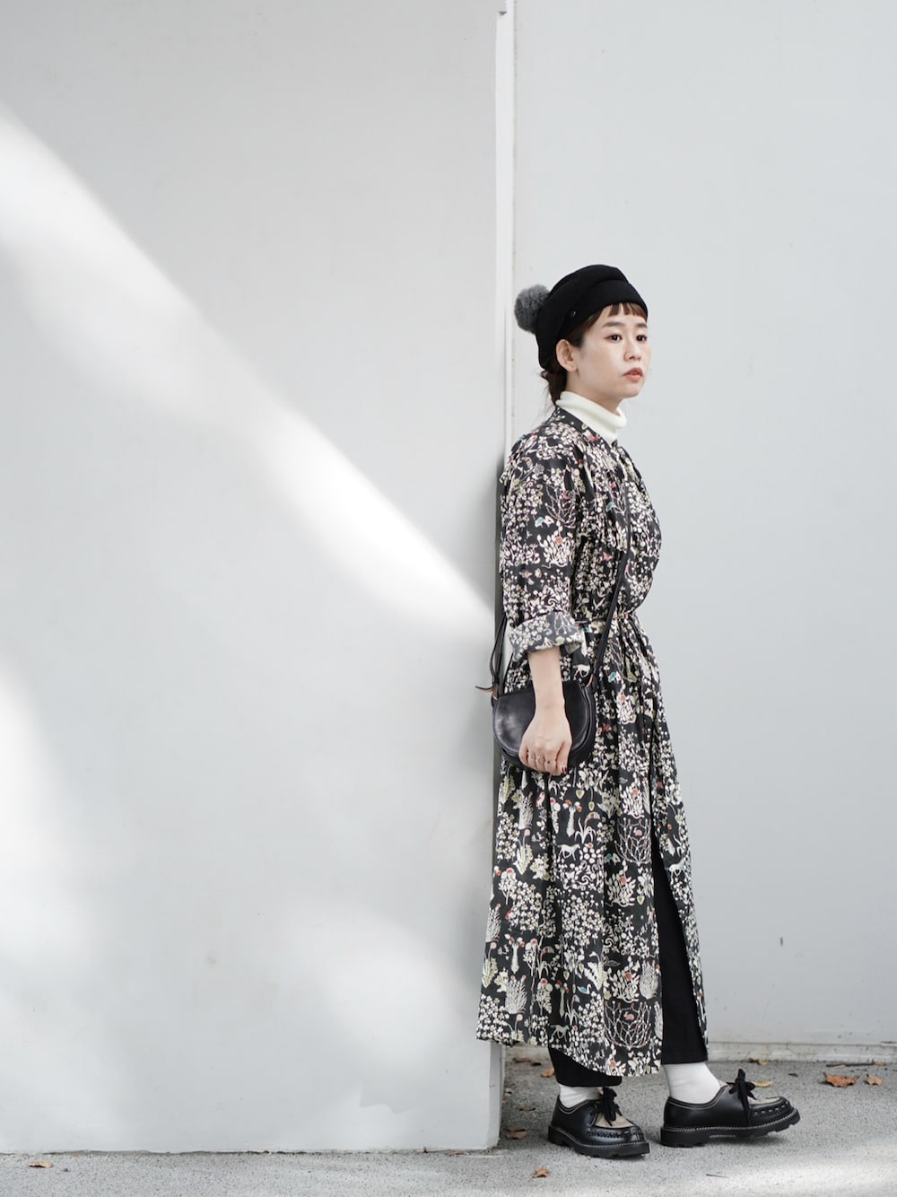 「ベレー帽、モノトーン、regal、シャツワンピ、柄ワンピース、秋服、リバティ、低身長コーデ、TANDEY、チロリアンシューズ、シャワーパーティー、オローネ」｜「Shower Partyのアイテム（シャツワンピース、ブラック系）」を使った、yukiさん（レディース・152cm）の秋コーディネートの1枚目の写真