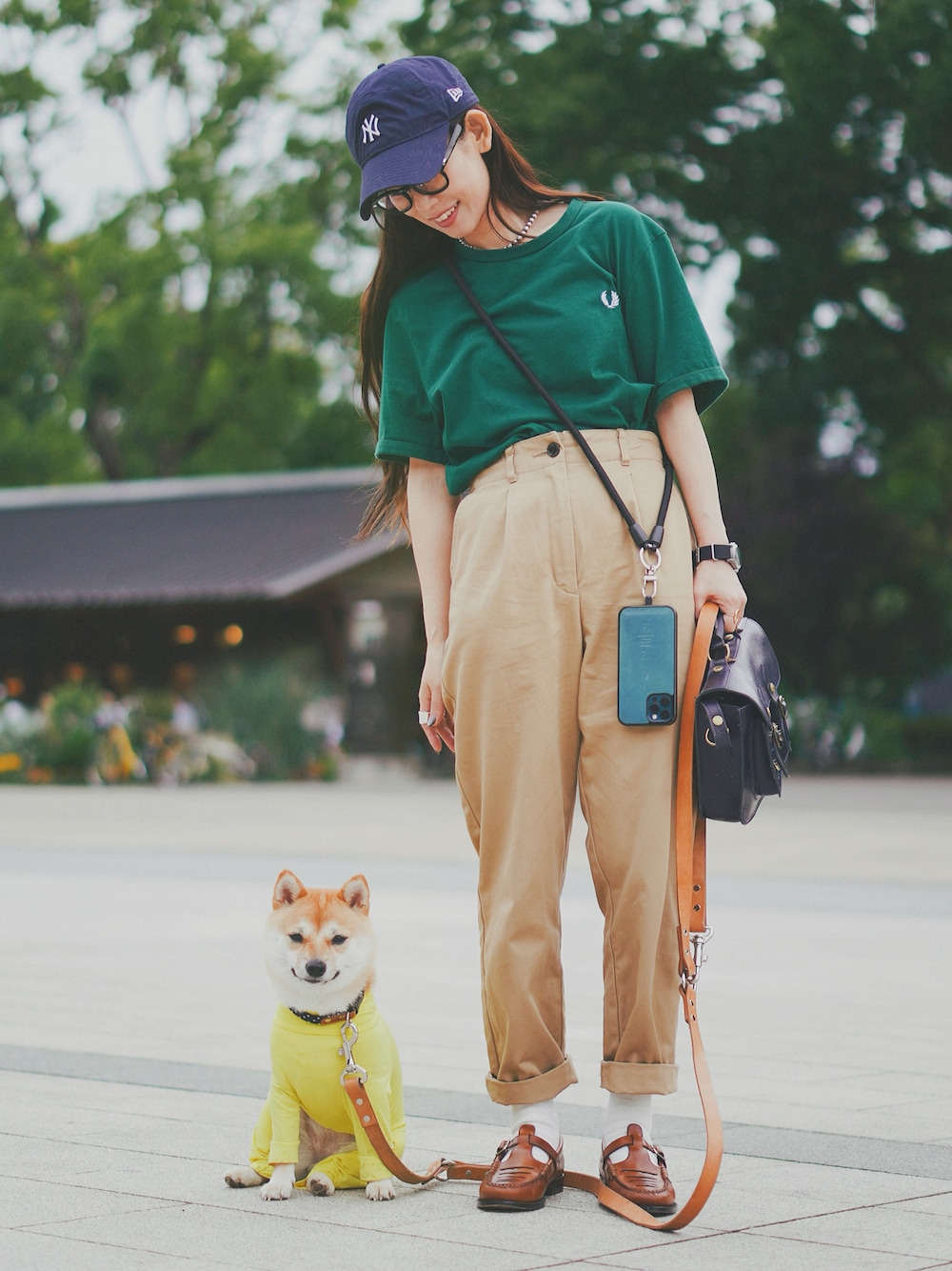 ベージュ系のパンツ、ブラウン系のその他シューズ、グリーン系のTシャツ/カットソーを着用したレディースの夏コーディネートの1枚目の写真