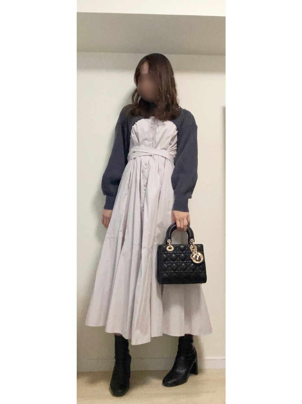 「snidel、クロップドトップス、ニットコーデ、セットアイテム、ゆるコーデ、グレーコーデ、ソックスブーツ、ローリーズファーム(LOWRYS FARM)、ショートニット、休日スタイル、ladydior、Dior、ショルダーバッグ、ワンピース、グレーニット」｜「SNIDELのショートニットレイヤードワンピース（ワンピース、グレー系）」を使った、𝐌  さん（レディース・160cm）の春コーディネートの1枚目の写真
