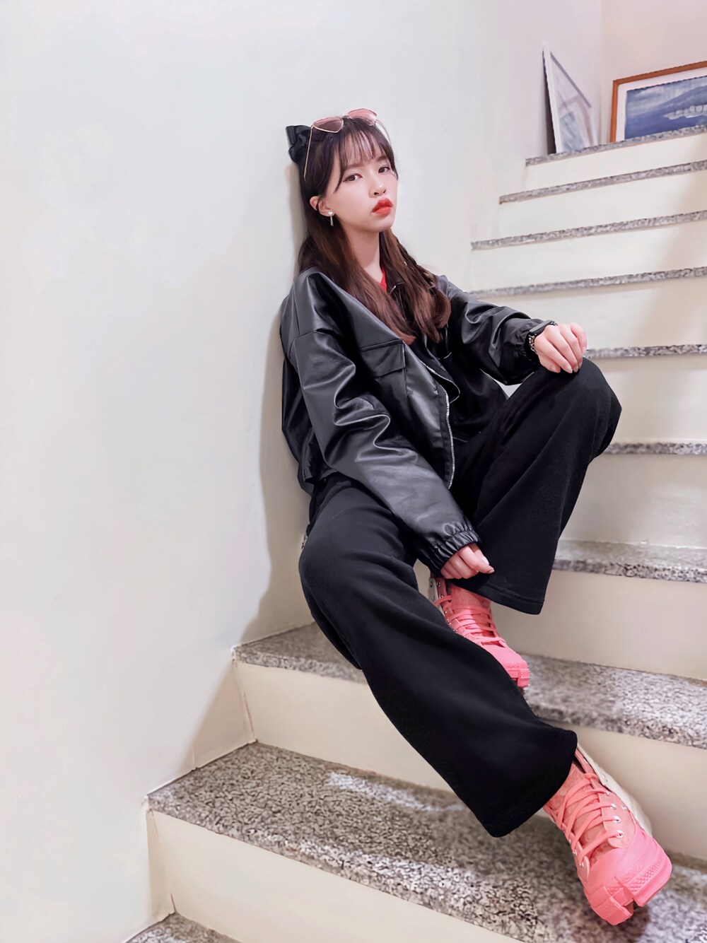 「FCW、FCWconverse、red、black、pink」｜「MOSSのアイテム（スウェットパンツ、ブラック系）」を使った、ゆらさん（レディース・161cm）の春コーディネートの1枚目の写真