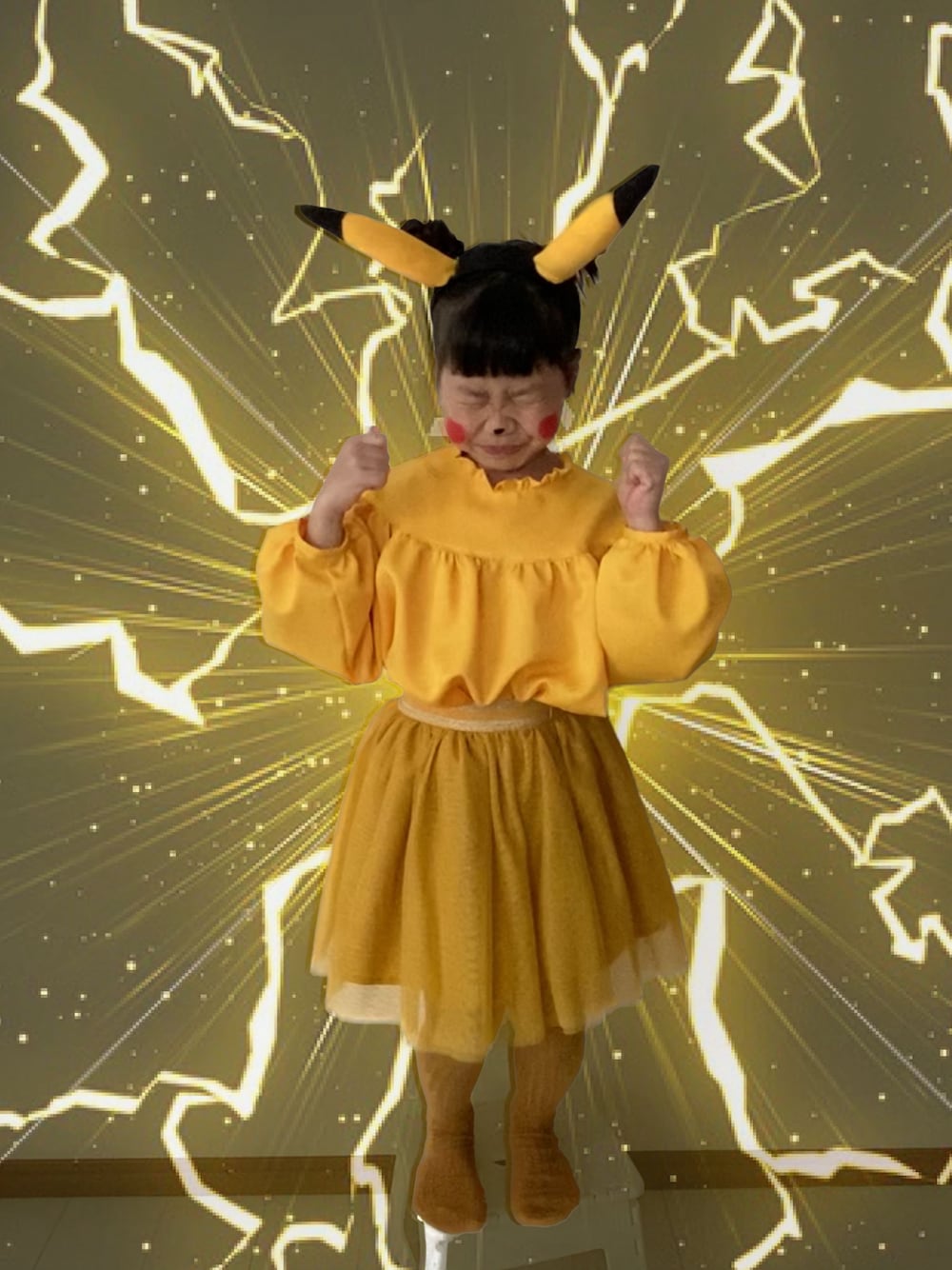 「WEARハロウィン2022、ハロウィン、ハロウィンコーデ、着回しコーデ、キッズファッション、仮装、休日スタイル、カラーコーデ、ワンカラーコーデ、ワントーンコーデ、ピカチュウ、メスのピカチュウ、ポケモン、ひとりからしいろまつり」｜「H&Mの🤘スパリゾートハワイアンズのCM直後のポーズがアロハじゃなく…🤟（スカート、イエロー系）」を使った、𓅿yzk𓅿さん（キッズ・110cm）の秋コーディネートの1枚目の写真