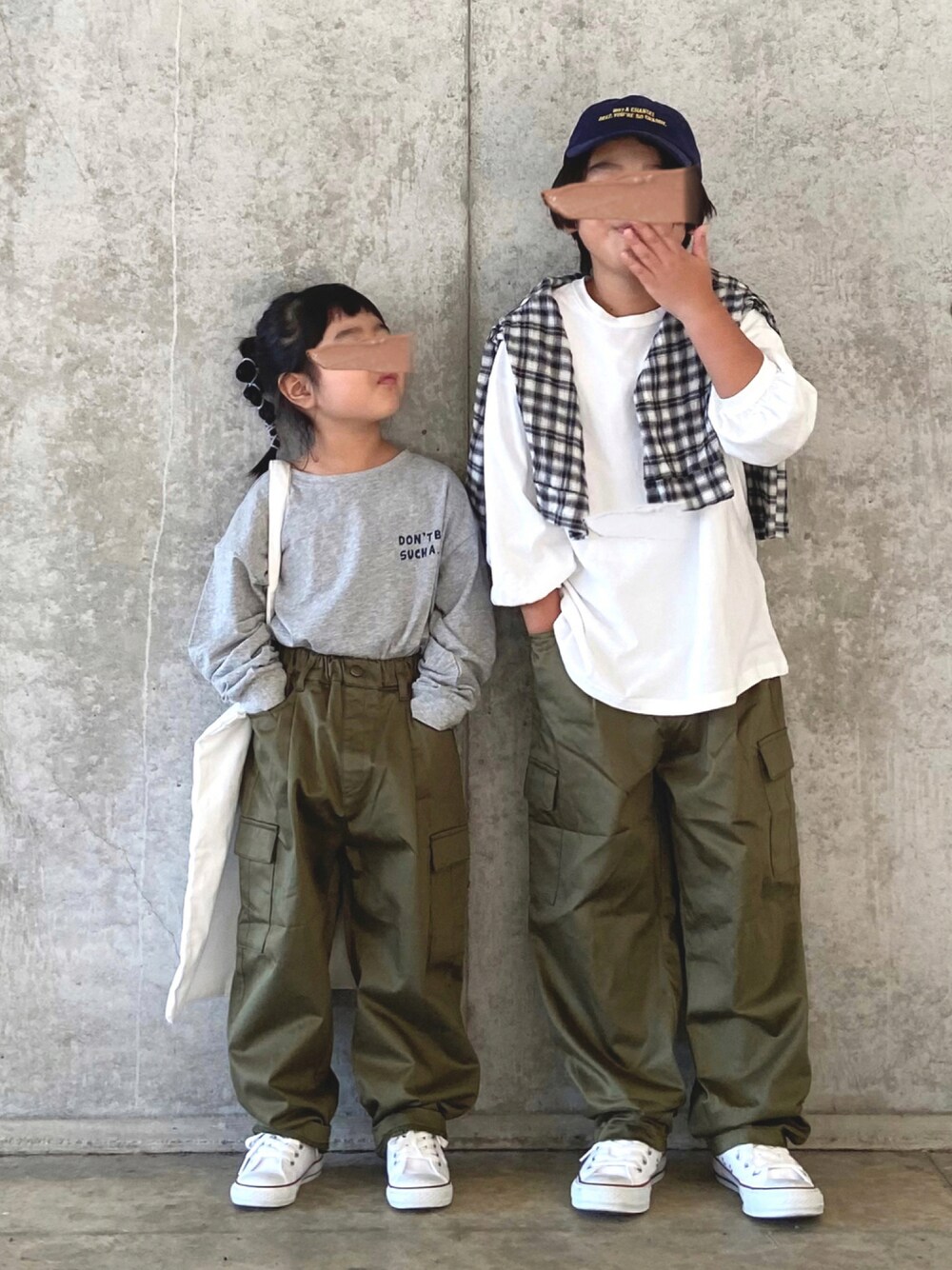 「コンバース、トートバッグ、チェックシャツ、秋のコーデ、ロンT、カーゴパンツ、肩掛け、白スニーカー、プリントT、カジュアルコーデ、ロゴキャップ、リンクコーデ、秋服準備はじめました」｜「LOWRYS FARMのイラストロンＴ　217605（Tシャツ/カットソー、グレー系）」を使った、®️さん（キッズ・130cm）の秋コーディネートの1枚目の写真