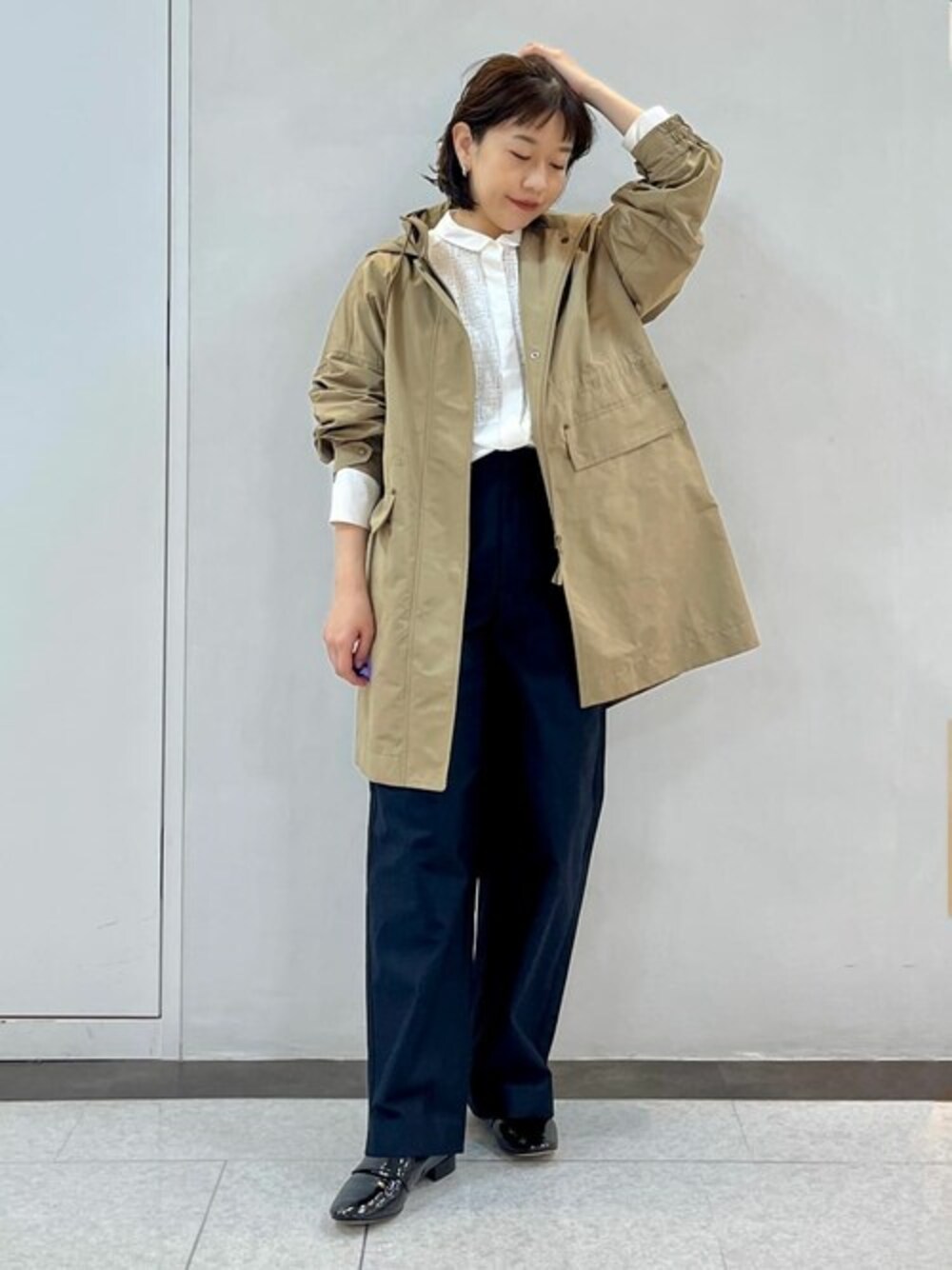 グリーン系のブルゾン、ホワイト系のシャツ/ブラウス、ブルー系のその他パンツを着用したレディースの春コーディネートの1枚目の写真