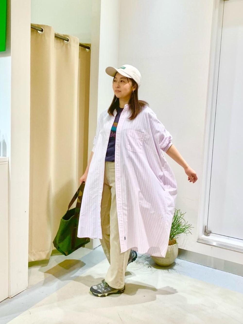 イエロー系のデニムパンツ、ブルー系のTシャツ/カットソー、ピンク系のシャツワンピースを着用したレディースの春コーディネートの1枚目の写真