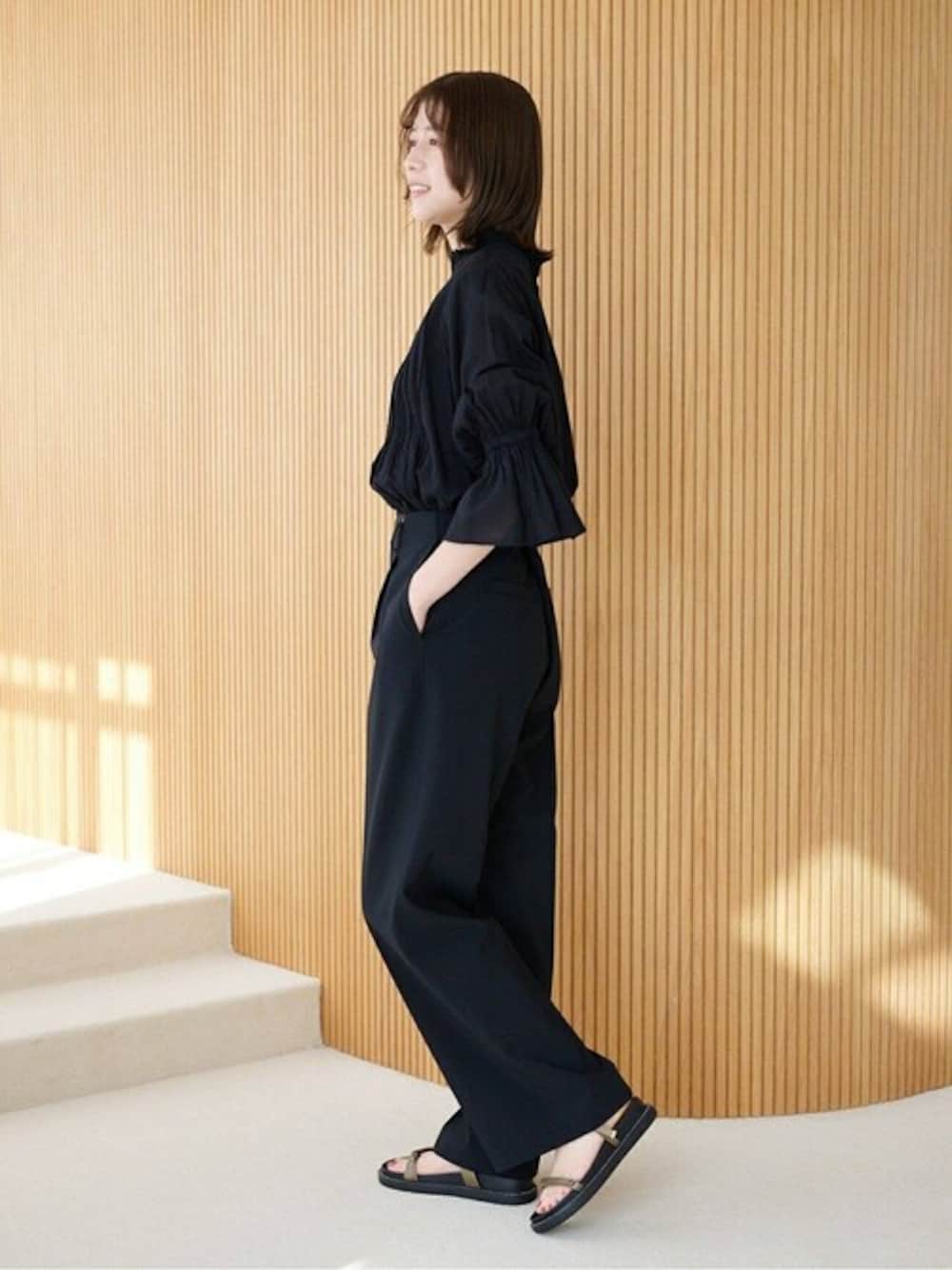 グリーン系のサンダルを着用したレディースの冬コーディネートの1枚目の写真