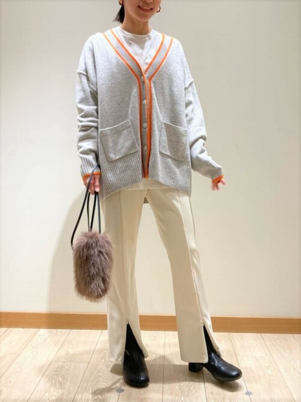 グレー系のカーディガン/ボレロ、ホワイト系のその他パンツ、ホワイト系のTシャツ/カットソーを着用したレディースの秋コーディネートの1枚目の写真