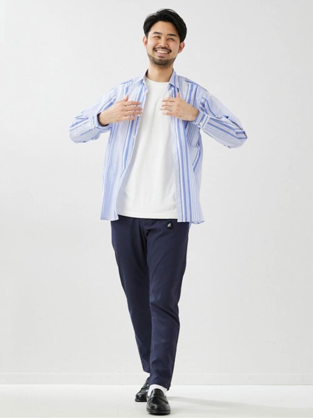 ブルー系のその他パンツ、ブルー系のシャツ/ブラウス、ブラック系のローファーを着用したメンズの春コーディネートの1枚目の写真