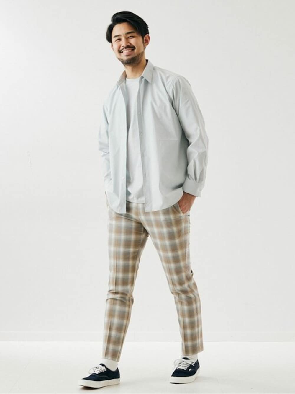 ブルー系のシャツ/ブラウス、ブラウン系のスラックス、ブルー系のスニーカーを着用したメンズの春コーディネートの1枚目の写真